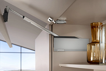 Складной подъёмник BLUM AVENTOS HF top, 2 петли, высота корпуса 600-910 мм, коэффициент мощности 2700-13500, светло-серый — купить оптом и в розницу в интернет магазине GTV-Meridian.